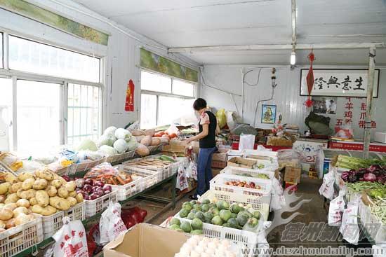 顧客在小申便民市場整齊的貨柜前選購食品。記者 張睿 攝