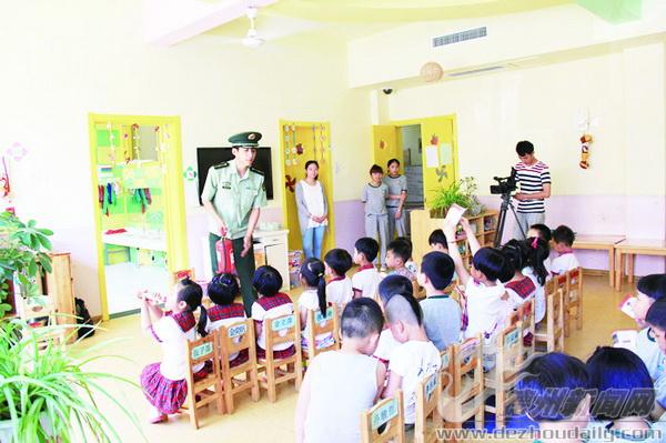 賈辰龍給幼兒園的孩子講解消防知識。