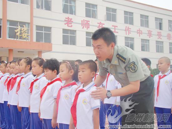 夏津縣勝利希望小學(xué)學(xué)生進行軍事訓(xùn)練