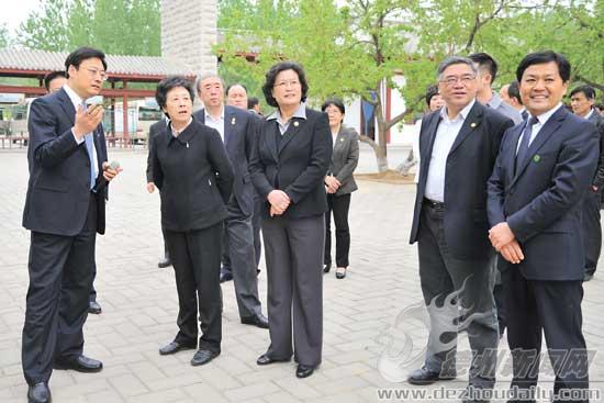 在黃河故道高效生態(tài)示范區(qū)，嚴(yán)雋琪聽取規(guī)劃介紹。