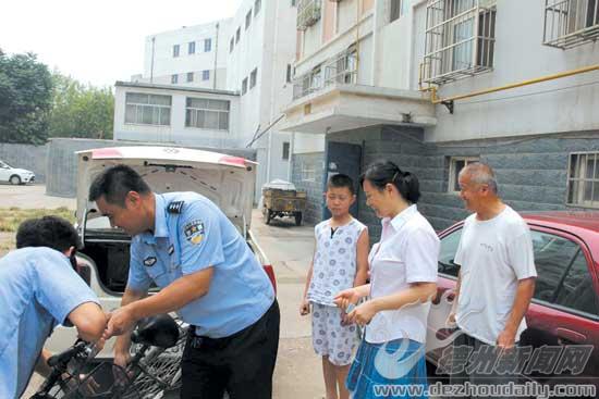 刑警大隊城南中隊民警將市民的自行車送到小區(qū)樓下。